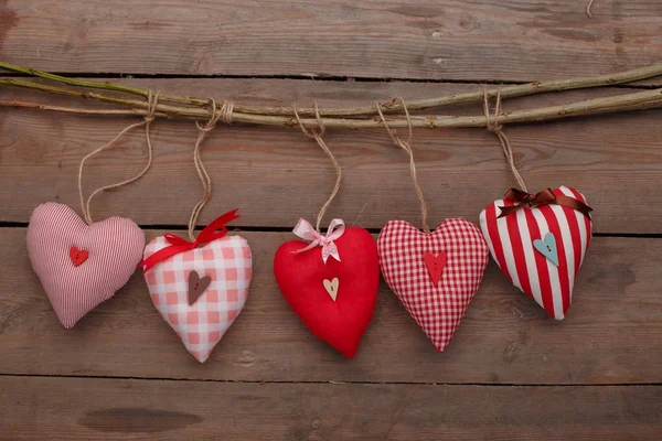 Happy Valentijnsdag liefde viering in een rustieke stijl, geïsoleerd. — Stockfoto