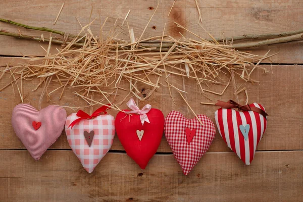 Happy Valentijnsdag liefde viering in een rustieke stijl, geïsoleerd. — Stockfoto