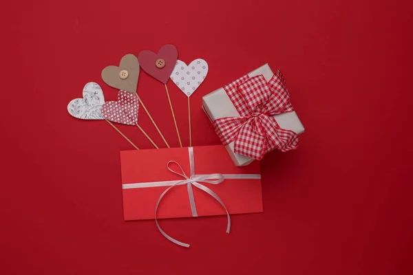 Happy Valentijnsdag liefde viering in een rustieke stijl, geïsoleerd. — Stockfoto