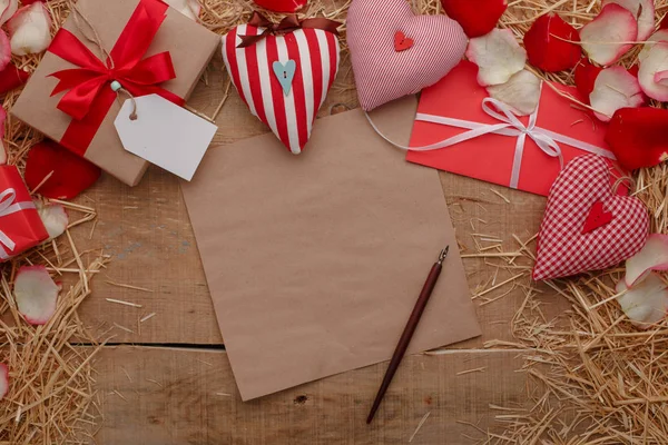 Happy Valentijnsdag liefde viering in een rustieke stijl, geïsoleerd. — Stockfoto