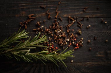 Baharat ve otlar siyah ahşap zemin üzerine.