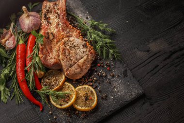 Izgara et ve sebze rustik siyah bir arka plan.