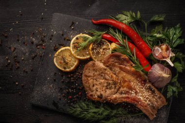 Izgara et ve sebze rustik siyah bir arka plan.