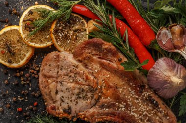 Izgara et ve sebze rustik siyah bir arka plan.