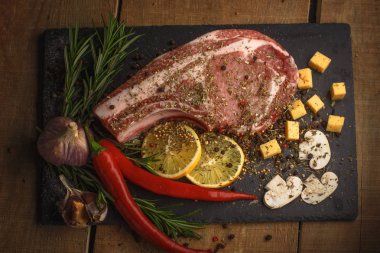 Malzemelerle ahşap arka plan üzerinde yemek için taze et.