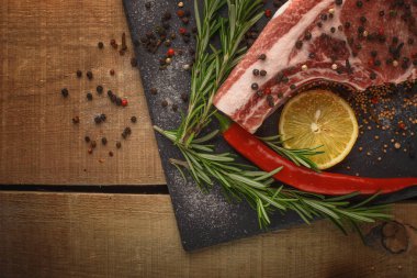 Malzemelerle ahşap arka plan üzerinde yemek için taze et.