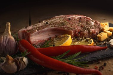 Malzemelerle ahşap arka plan üzerinde yemek için taze et.