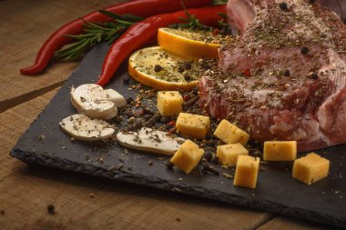 Malzemelerle ahşap arka plan üzerinde yemek için taze et.