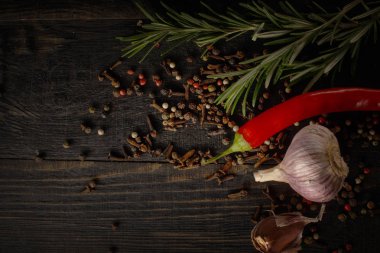 Baharat ve otlar siyah ahşap zemin üzerine.