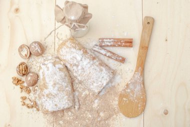 Fındık, Kuru üzüm, tarçın ve pudra şekeri ile Apple strudel.