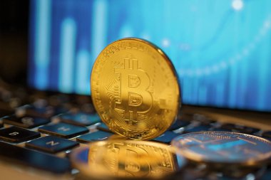 Bitcoin altın sikke ve ufuk grafik arka planı.