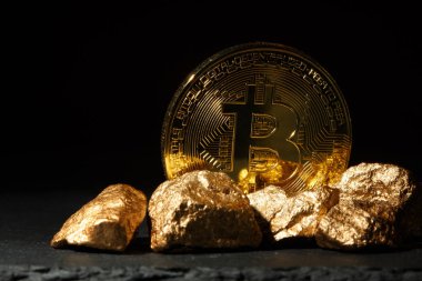 Altın Bitcoin sikke ve höyüğün altın. Bitcoin cryptocurrency.