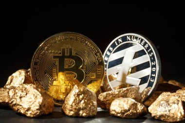Altın Bitcoin sikke ve höyüğün altın. Bitcoin cryptocurrency.
