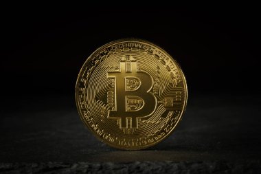 Bitcoin altın sikke siyah arka plan üzerinde. Bitcoin cryptocurrency.