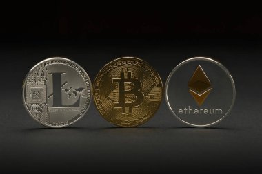 Bitcoin altın sikke siyah arka plan üzerinde. Bitcoin cryptocurrency.