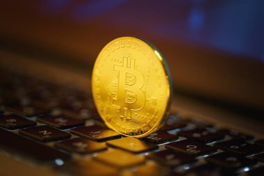 Bitcoin altın sikke ve ufuk grafik arka planı.