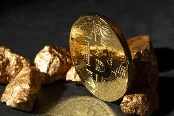 Moneda de Bitcoin de oro y montículo de oro. criptomoneda Bitcoin . — Foto de Stock