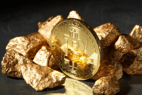 Moneda de Bitcoin de oro y montículo de oro. criptomoneda Bitcoin . — Foto de Stock