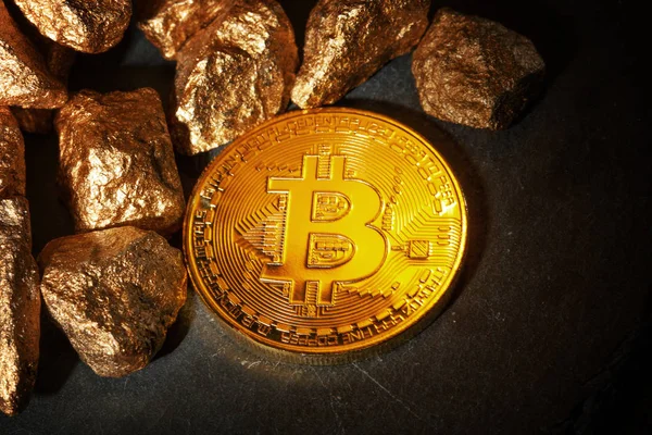 黄金の Bitcoin コインと金のマウンド。Bitcoin cryptocurrency. — ストック写真