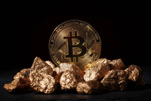 Moneta Bitcoin d'oro e monticello d'oro. Bitcoin criptovaluta . — Foto Stock