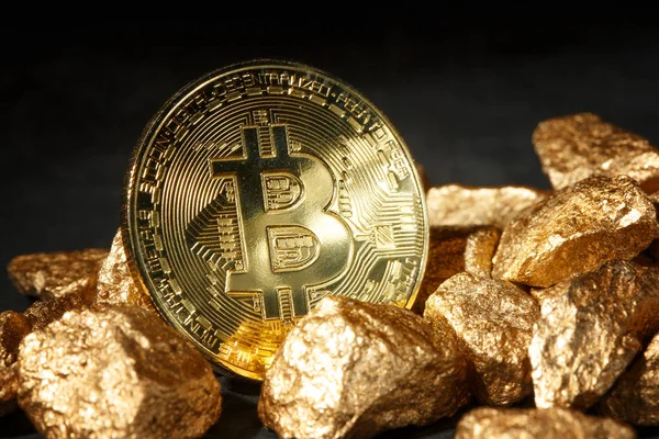 Moneda de Bitcoin de oro y montículo de oro. criptomoneda Bitcoin . — Foto de Stock