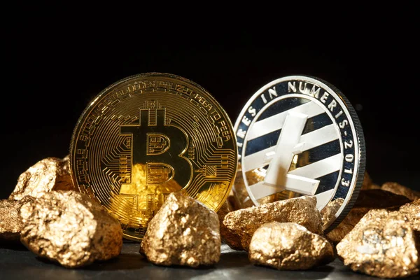 Moneda de Bitcoin de oro y montículo de oro. criptomoneda Bitcoin . — Foto de Stock