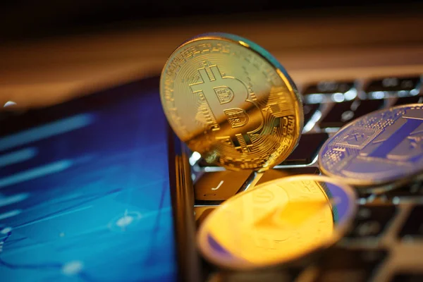 Bitcoin moneda de oro y fondo gráfico desenfocado . — Foto de Stock