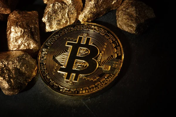 Moneda de Bitcoin de oro y montículo de oro. criptomoneda Bitcoin . — Foto de Stock