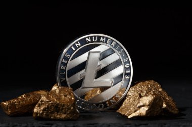 Gümüş Bitcoin sikke ve höyüğün altın. Bitcoin cryptocurrency.