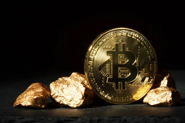 Moneda de Bitcoin de oro y montículo de oro. criptomoneda Bitcoin . — Foto de Stock