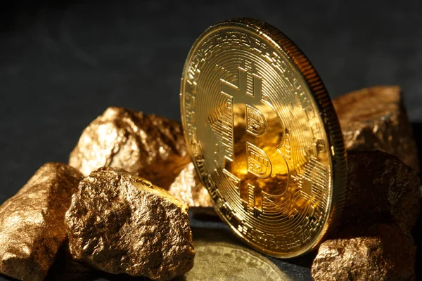 Moneda de Bitcoin de oro y montículo de oro. criptomoneda Bitcoin . — Foto de Stock