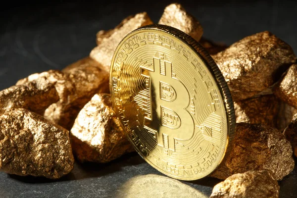 Moneda de Bitcoin de oro y montículo de oro. criptomoneda Bitcoin . — Foto de Stock