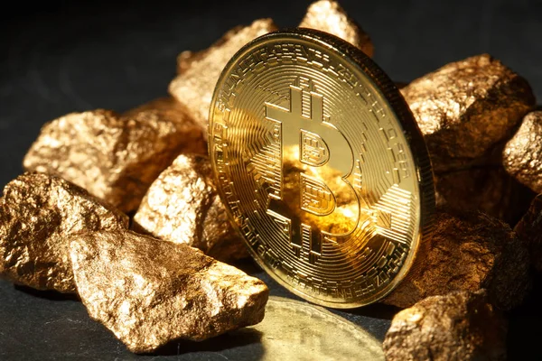 Moneda de Bitcoin de oro y montículo de oro. criptomoneda Bitcoin . — Foto de Stock