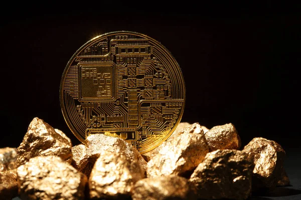 Moneda de Bitcoin de oro y montículo de oro. criptomoneda Bitcoin . — Foto de Stock