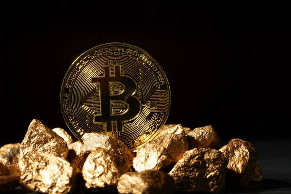 Moneda de Bitcoin de oro y montículo de oro. criptomoneda Bitcoin . — Foto de Stock