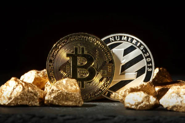 Moneta Bitcoin d'oro e monticello d'oro. Bitcoin criptovaluta . — Foto Stock