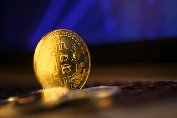 Bitcoin moneta d'oro e sfondo grafico sfocato . — Foto Stock