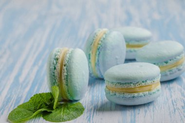 Mavi macarons. Hassas tatlı kahvaltı için sabah ışığında Fransız.