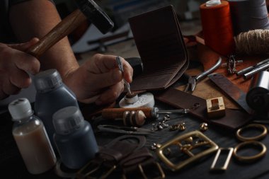 DIY araçları işçiliği kullanarak deri ile çalışan adam
