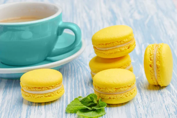 Sarı Macarons Hassas Tatlı Kahvaltı Için Sabah Işığında Fransız — Stok fotoğraf