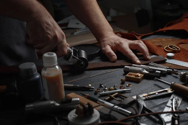 Uomo Che Lavora Con Pelle Utilizzando Strumento Fai Artigianale — Foto Stock