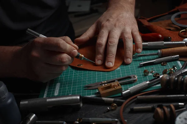 Hombre Trabajando Con Cuero Usando Herramientas Bricolaje Artesanales —  Fotos de Stock