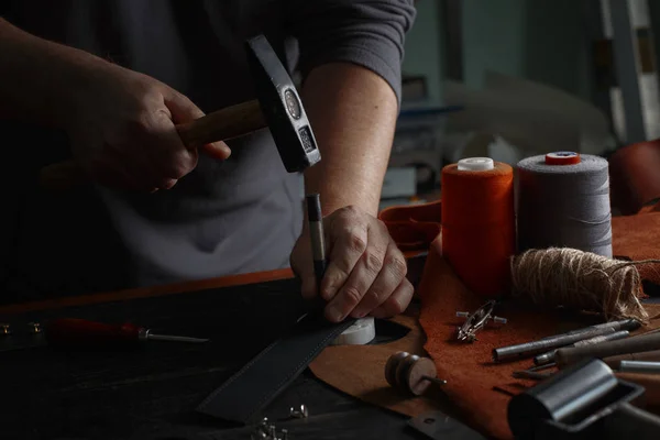 Hombre Trabajando Con Cuero Usando Herramientas Bricolaje Artesanales — Foto de Stock