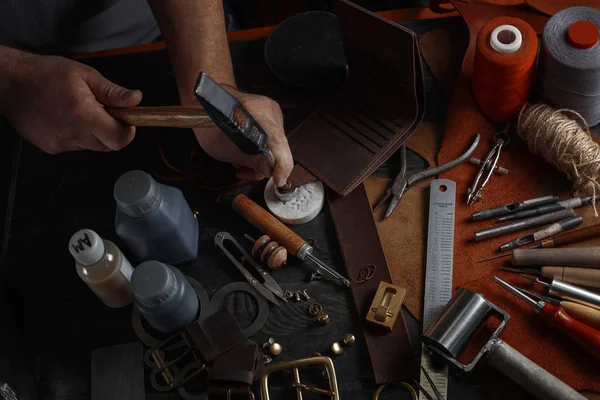 DIY araçları işçiliği kullanarak deri ile çalışan adam