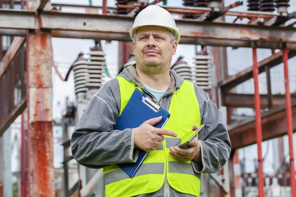 Elektriker använder tablet Pc och ta transformatorstation kontrollbesiktning — Stockfoto