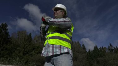 Yol inşaat işçisi ile omuz üzerinde trafik koni 