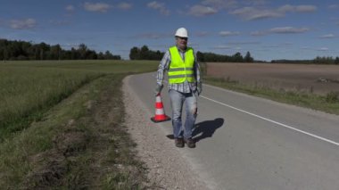 Yol inşaat işçisi trafik koni ile sormak nereye koymak ilk koni 