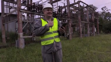 Tablet Pc kullanma ve gülerek mutlu elektrikçi