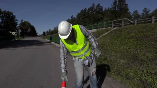 Road-bouwvakker met conus van het verkeer — Stockvideo