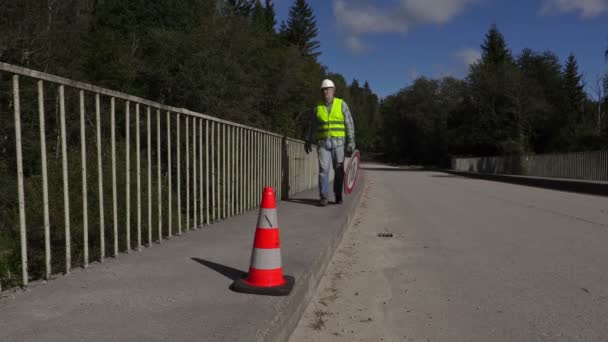 Road construction worker collect road signs — Stock video